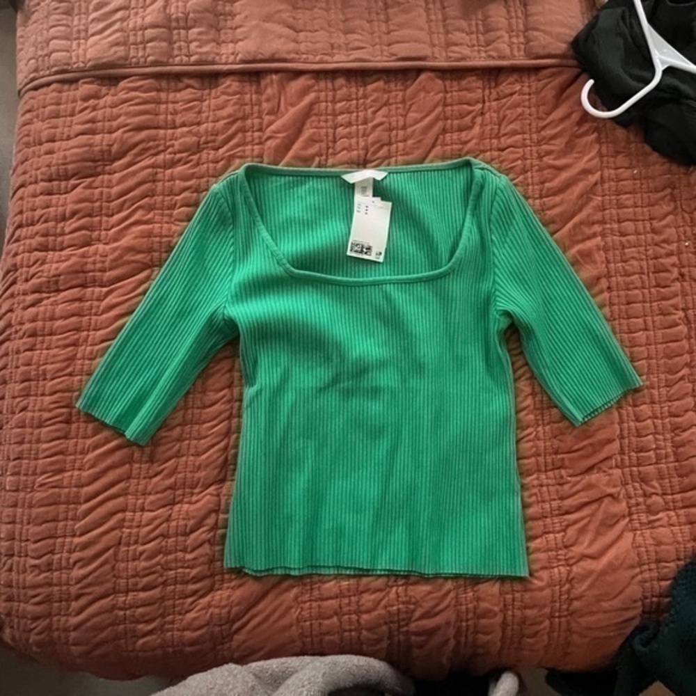 H&M green cropped shirt